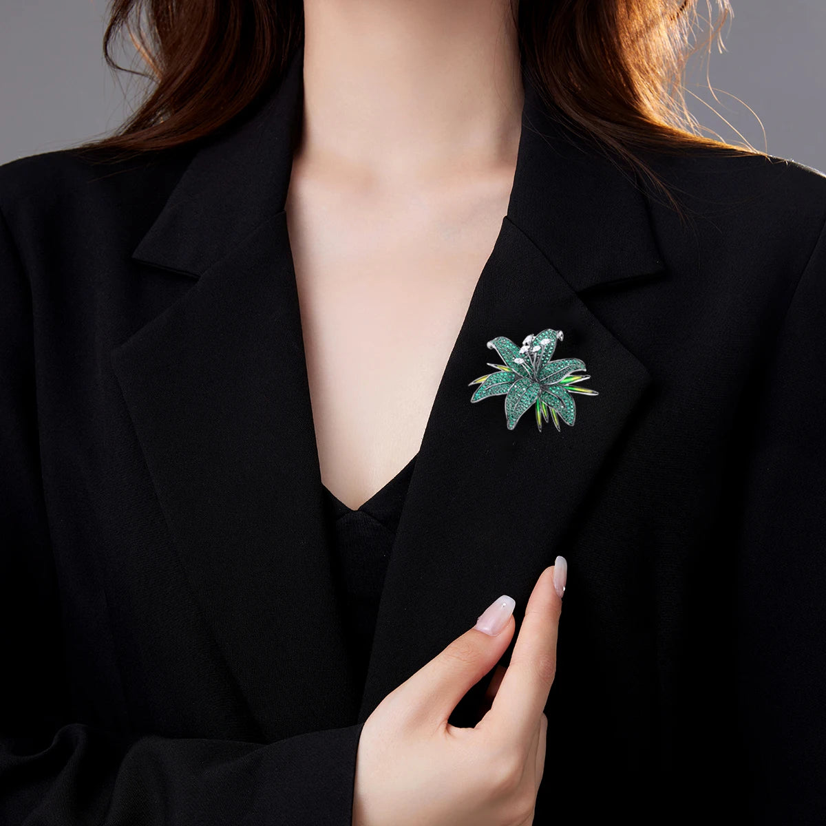 SUYU Autumn New Women's Luxury Zircon Black Flower brooch Stylish and Elegant Design Lily brooch
