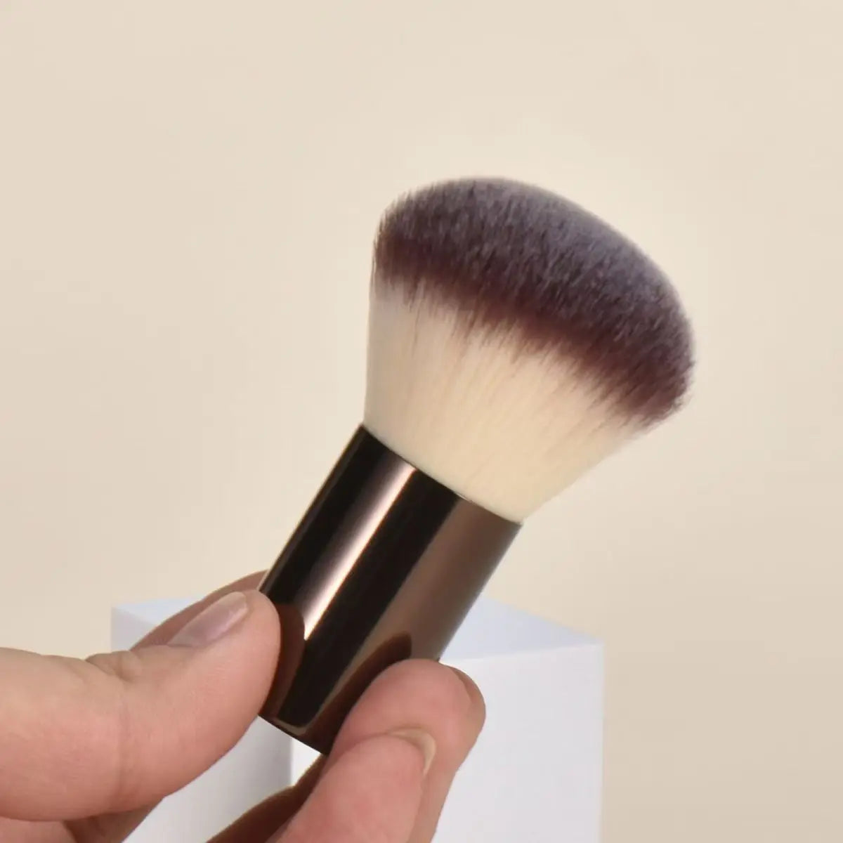 Single Metal Makeup Brush Portable Travel Loose Powder Blush Foundation Contouring Smudge Brush for On-the-Go Beauty Essentials